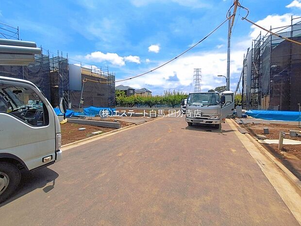 安心して暮らすことのできる住宅街。 住宅地の道路は一般に交通量が少なく車などの騒音が少ないため、住民にとって静かな生活環境が提供されます。