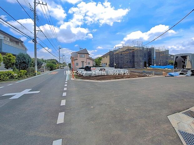 安心して暮らすことのできる住宅街。 住宅地の道路は一般に交通量が少なく車などの騒音が少ないため、住民にとって静かな生活環境が提供されます。
