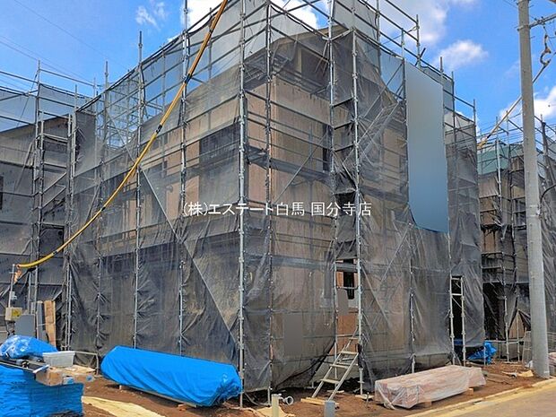 周辺の街並みの中で適度な主張、生活に溶け込むシンプルなデザインの外観が魅力の一戸建です。 
