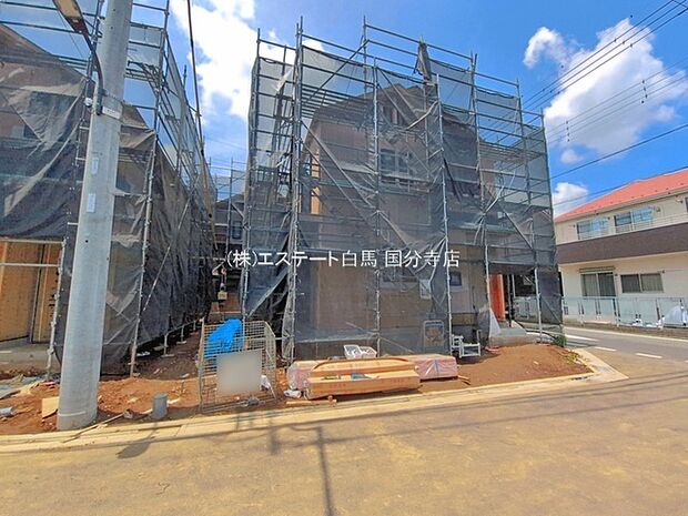 周辺の街並みの中で適度な主張、生活に溶け込むシンプルなデザインの外観が魅力の一戸建です。