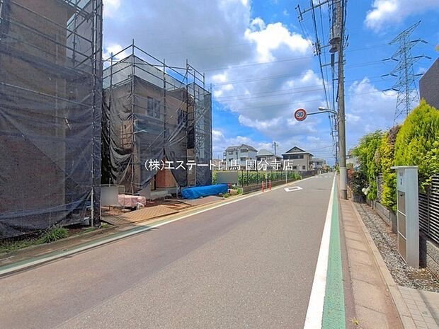 安心して暮らすことのできる住宅街。　住宅地の道路は一般に交通量が少なく車などの騒音が少ないため、住民にとって静かな生活環境が提供されます。 