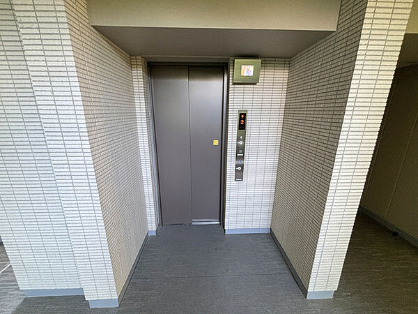 周辺の街並みの中で適度な主張、生活に溶け込むシンプルなデザインの外観が魅力の建物です。