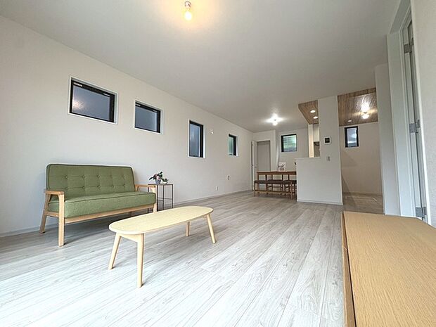 家族が一番集まる場所だから広々としつつも素敵な空間であって欲しい。みんながくつろぐリビングからキッチンまでが一つの空間のように繋がる間取り。