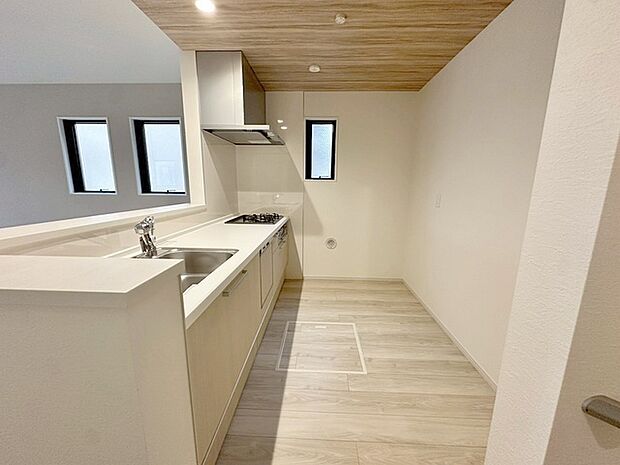 キッチンコンロスペースの近くには、空気の入れ替えが可能な開口部を設置!! お料理をする際には、換気扇を回しながら匂いが籠らない様に開放してお料理もお楽しみ頂けます。