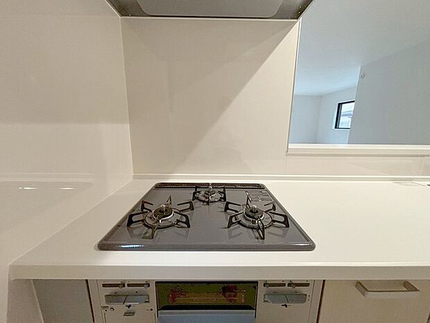 カウンターキッチンは、キッチン側とリビング側に分かれてお店間隔でのお食事も可能！！ お休みの日には、いろいろな楽しみ方を家族みんなでお楽しみください 