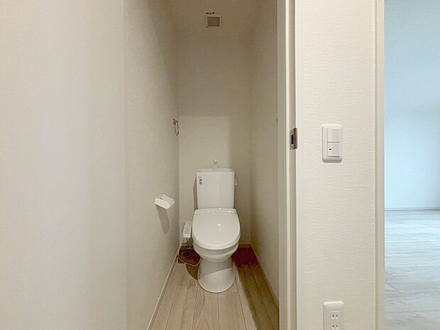 トイレにはウォシュレット機能を標準装備。 