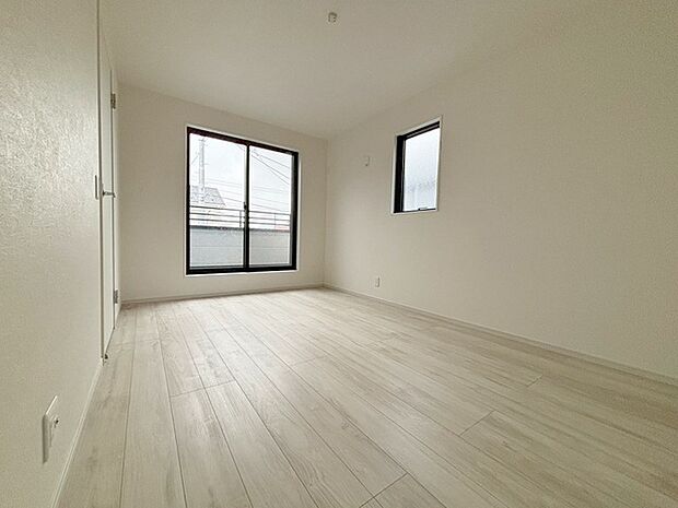 スタイリッシュなデザインと快適な居住性を兼ね備えた洋室。広々とした空間は、自分らしいインテリアを楽しむことができるほか、リラックスした時間を過ごすことができそうです。 