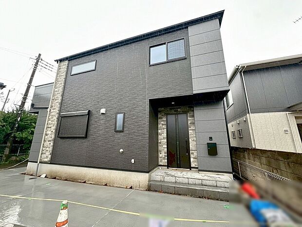周辺の街並みの中で適度な主張、生活に溶け込むシンプルなデザインの外観が魅力の一戸建です。 