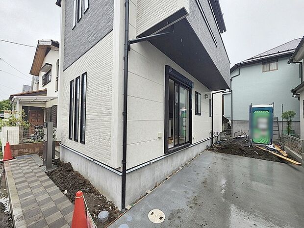 周辺の街並みの中で適度な主張、生活に溶け込むシンプルなデザインの外観が魅力の一戸建です。 