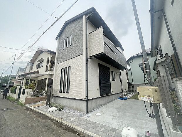 周辺の街並みの中で適度な主張、生活に溶け込むシンプルなデザインの外観が魅力の一戸建です。