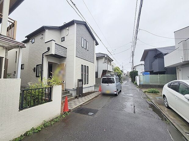 安心して暮らすことのできる住宅街。　住宅地の道路は一般に交通量が少なく車などの騒音が少ないため、住民にとって静かな生活環境が提供されます。 