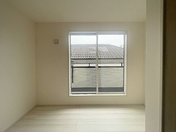 スタイリッシュなデザインと快適な居住性を兼ね備えた洋室。広々とした空間は、自分らしいインテリアを楽しむことができるほか、リラックスした時間を過ごすことができそうです。