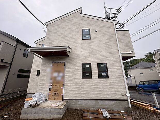 周辺の街並みの中で適度な主張、生活に溶け込むシンプルなデザインの外観が魅力の一戸建です。
