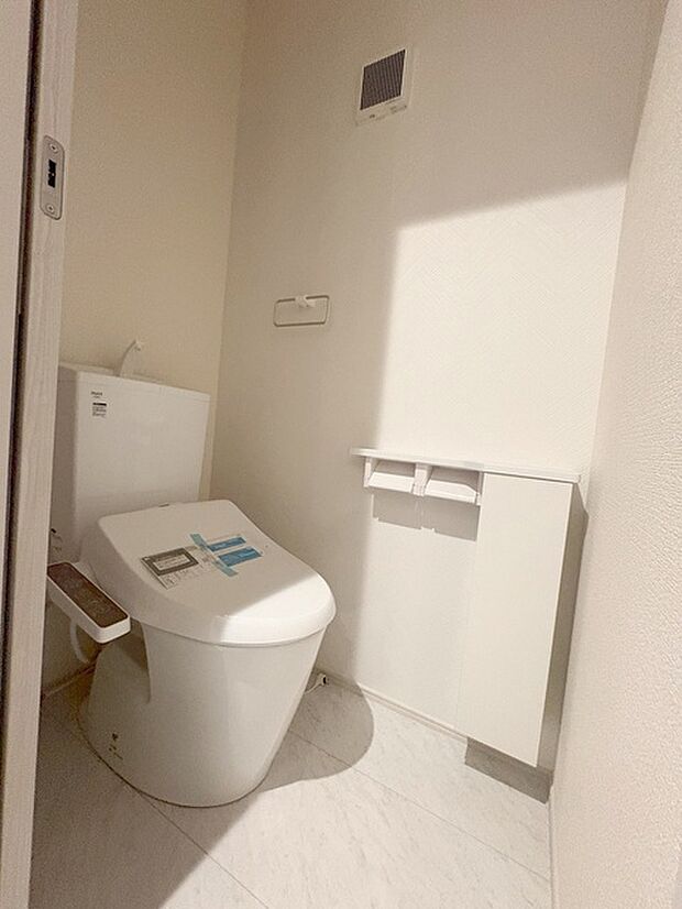 トイレにはウォシュレット機能を標準装備。 