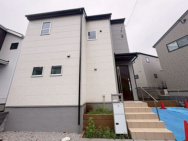 建物が完成しましたので室内のご見学予約スタート。当日のご見学予約も大歓迎です。お気軽にご連絡ください。エステート白馬国分寺店は火曜水曜も営業しております。 