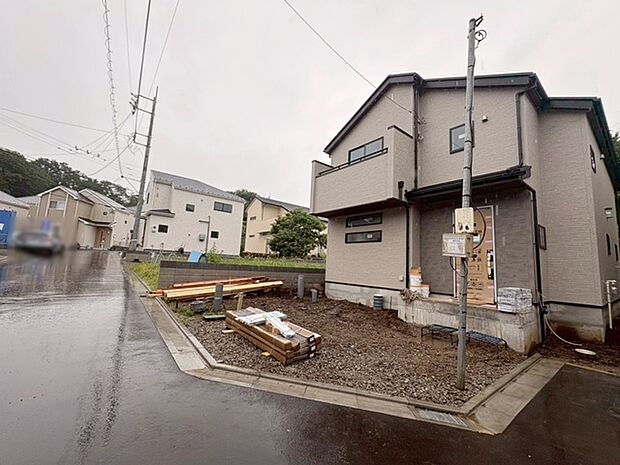 周辺の街並みの中で適度な主張、生活に溶け込むシンプルなデザインの外観が魅力の一戸建です。 