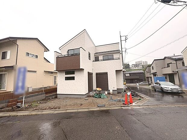 周辺の街並みの中で適度な主張、生活に溶け込むシンプルなデザインの外観が魅力の一戸建です。 