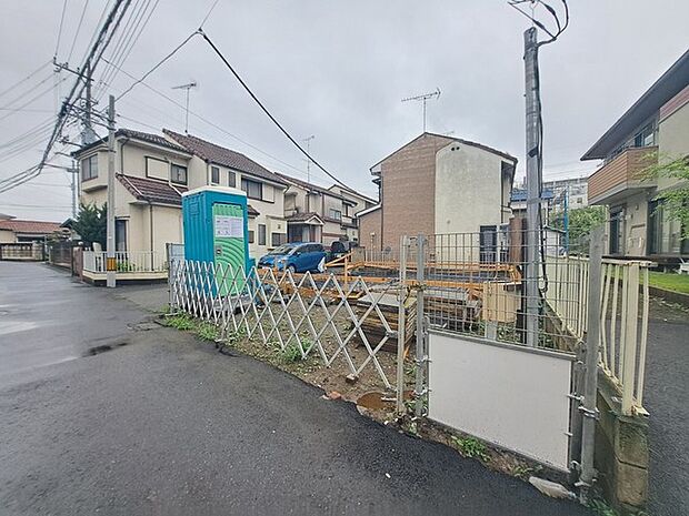 利便性と快適性を両立した立地。ショッピングやレストラン、公共交通機関へのアクセスが良好でありながら、周囲の緑豊かな自然環境も満喫できます。  