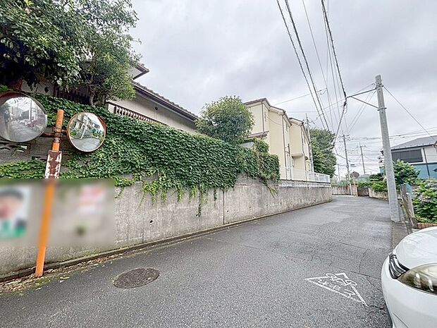 安心して暮らすことのできる住宅街。　住宅地の道路は一般に交通量が少なく車などの騒音が少ないため、住民にとって静かな生活環境が提供されます。 