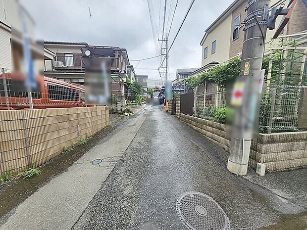 安心して暮らすことのできる住宅街。 住宅地の道路は一般に交通量が少なく車などの騒音が少ないため、住民にとって静かな生活環境が提供されます。