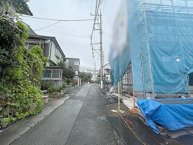 安心して暮らすことのできる住宅街。　住宅地の道路は一般に交通量が少なく車などの騒音が少ないため、住民にとって静かな生活環境が提供されます。 