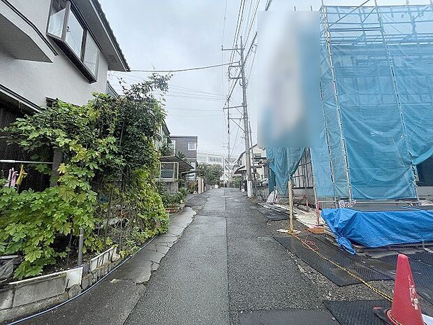 安心して暮らすことのできる住宅街。　住宅地の道路は一般に交通量が少なく車などの騒音が少ないため、住民にとって静かな生活環境が提供されます。 