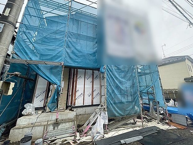 周辺の街並みの中で適度な主張、生活に溶け込むシンプルなデザインの外観が魅力の一戸建です。 