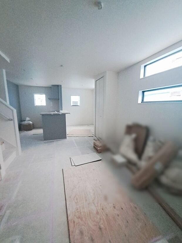 家族の集まるリビングは気持ちの良い自然光が差し込む団欒空間。室内のご見学予約も随時、受付中ですのでお気軽にお問合せください。