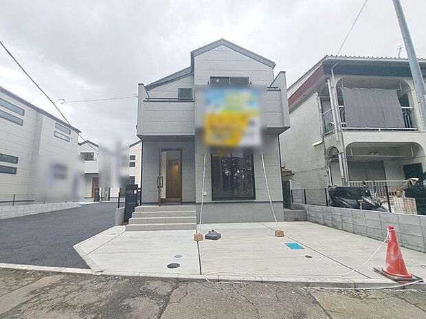 周辺の街並みの中で適度な主張、生活に溶け込むシンプルなデザインの外観が魅力の一戸建です。 