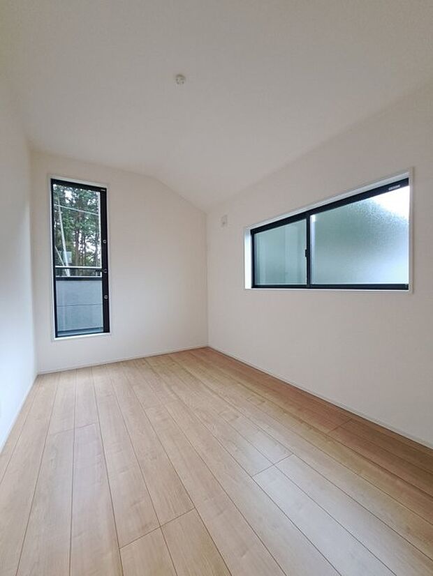 スタイリッシュなデザインと快適な居住性を兼ね備えた洋室。広々とした空間は、自分らしいインテリアを楽しむことができるほか、リラックスした時間を過ごすことができそうです。 