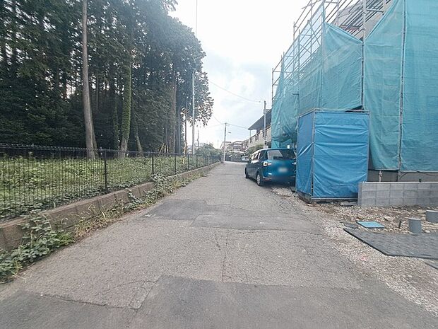 周辺は住宅が建ち並ぶ閑静な住宅街です。