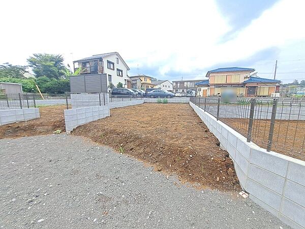 現地ご見学の際、スタッフが様々なご質問に対応いたします、周辺環境、前面道路、建築可能な建物について、ぜひご相談ください。