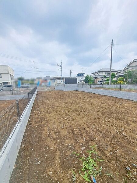 現地ご見学の際、スタッフが様々なご質問に対応いたします、周辺環境、前面道路、建築可能な建物について、ぜひご相談ください。