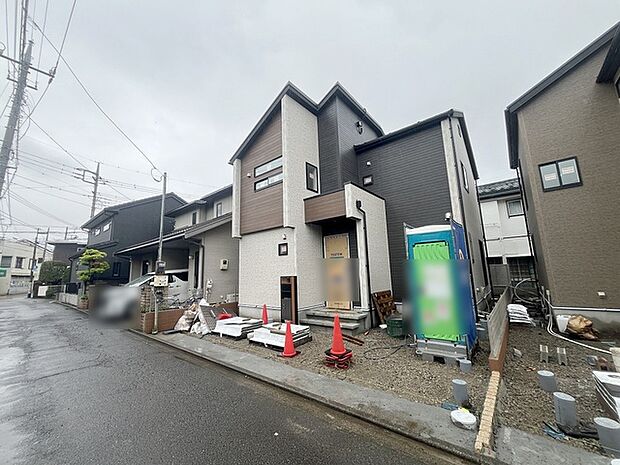 周辺の街並みの中で適度な主張、生活に溶け込むシンプルなデザインの外観が魅力の一戸建です。 