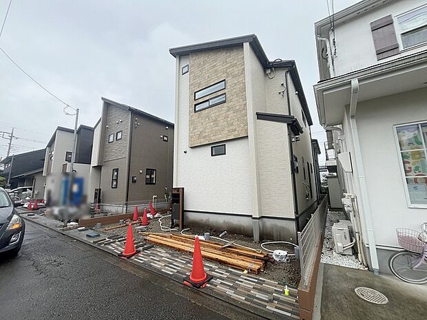周辺の街並みの中で適度な主張、生活に溶け込むシンプルなデザインの外観が魅力の一戸建です。 