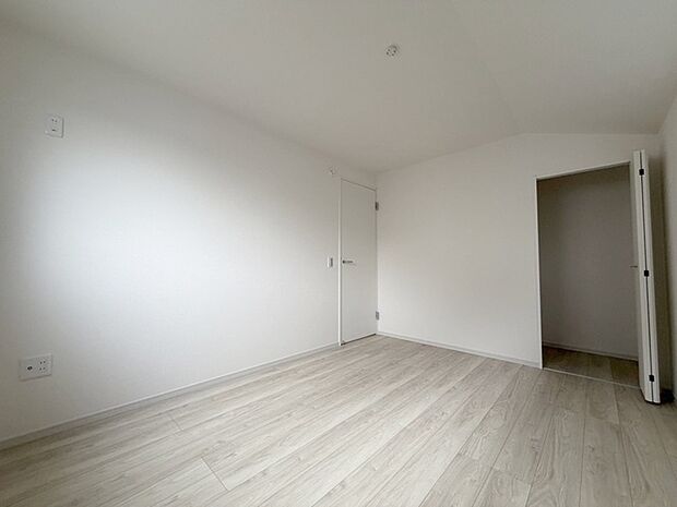 各お部屋に収納が設置されています。