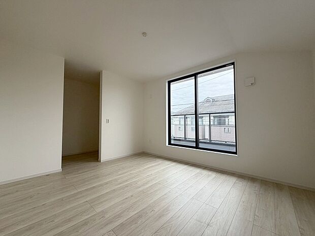 スタイリッシュなデザインと快適な居住性を兼ね備えた洋室。広々とした空間は、自分らしいインテリアを楽しむことができるほか、リラックスした時間を過ごすことができそうです。