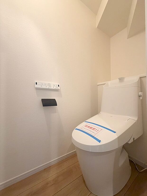 階段下を有効活用したトイレスペース。 便座はもちろんウォシュレット。