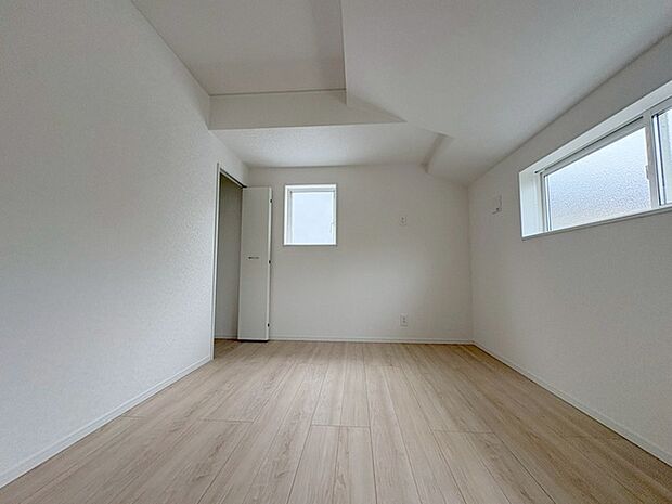 スタイリッシュなデザインと快適な居住性を兼ね備えた洋室。広々とした空間は、自分らしいインテリアを楽しむことができるほか、リラックスした時間を過ごすことができそうです。
