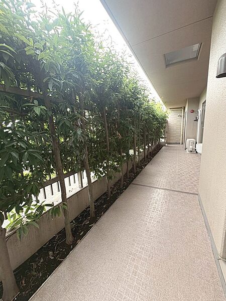 朝のひと時にコーヒーを飲みながら新鮮な空気を吸う、バルコニーでの過ごし方は様々です。自分だけの小さなオアシスとして、日常の喧騒を忘れる場所になるかもしれません。
