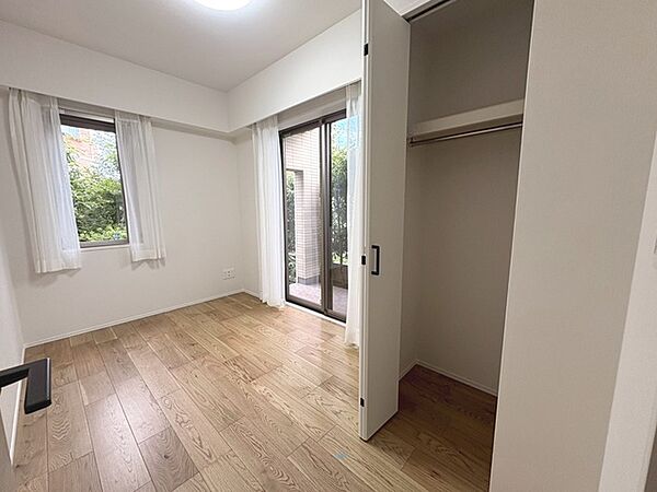 洋室はモダンなデザインと機能性を備え、快適な生活空間に。明るい窓から差し込む自然光が広々とした空間をさらに明るく開放的に感じさせます。