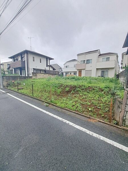 建築条件なしの敷地。弊社グループ「白馬建設」にて建物プランをご提案できます。実際の陽当たりやサイズ感を現地でお確かめください。