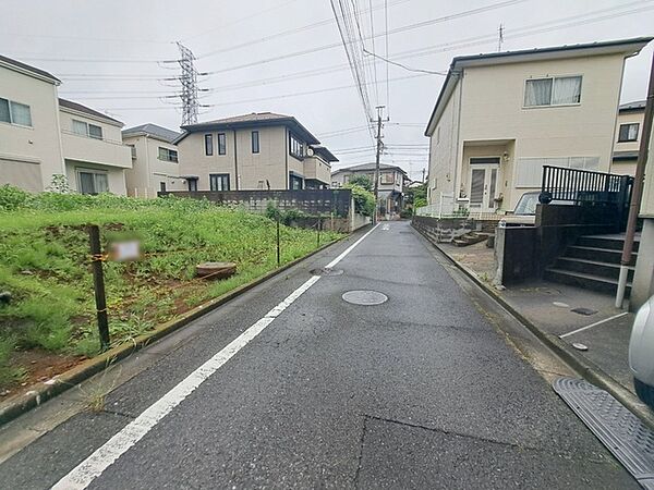 安心して暮らすことのできる住宅街。　住宅地の道路は一般に交通量が少なく車などの騒音が少ないため、住民にとって静かな生活環境が提供されます。