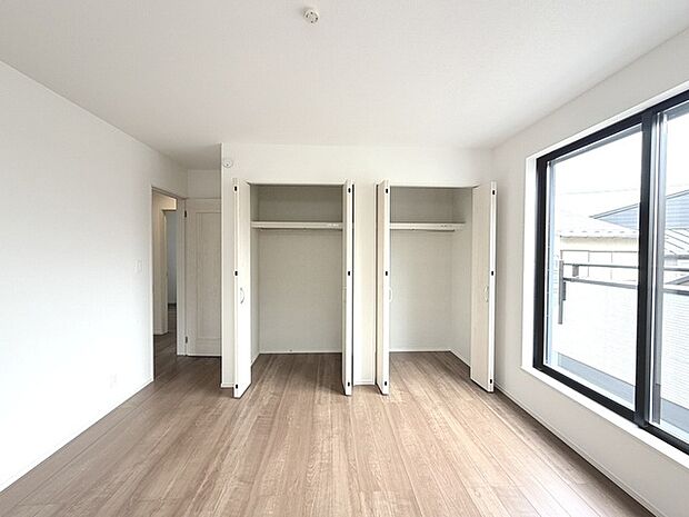 スタイリッシュなデザインと快適な居住性を兼ね備えた洋室。広々とした空間は、自分らしいインテリアを楽しむことができるほか、リラックスした時間を過ごすことができそうです。