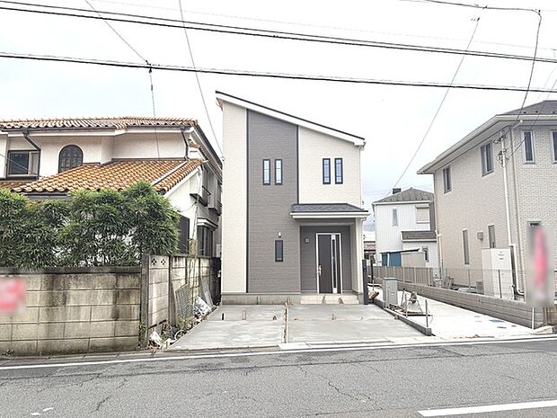 周辺の街並みの中で適度な主張、生活に溶け込むシンプルなデザインの外観が魅力の一戸建です。