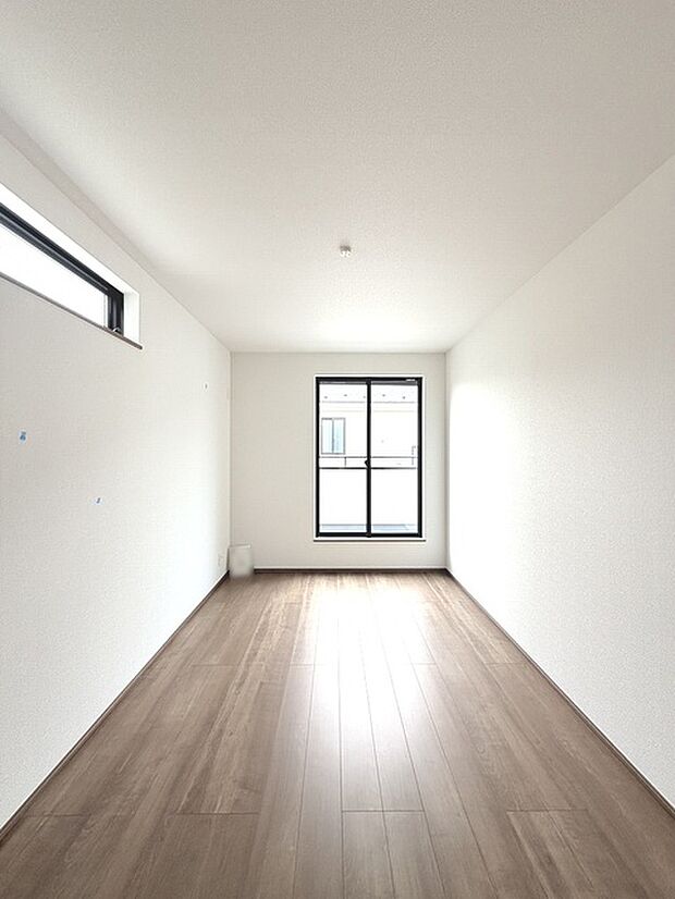 スタイリッシュなデザインと快適な居住性を兼ね備えた洋室。広々とした空間は、自分らしいインテリアを楽しむことができるほか、リラックスした時間を過ごすことができそうです。