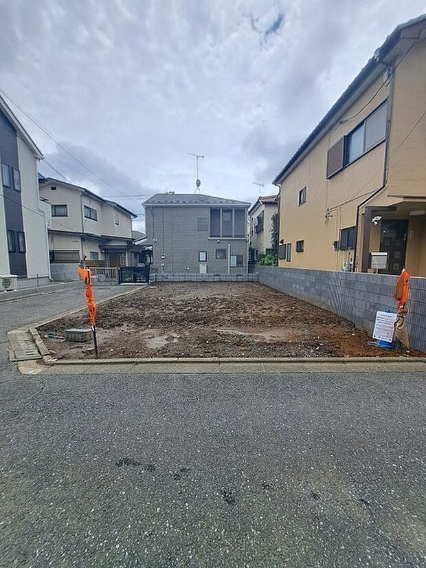 安心して暮らすことのできる住宅街。 住宅地の道路は一般に交通量が少なく車などの騒音が少ないため、住民にとって静かな生活環境が提供されます。