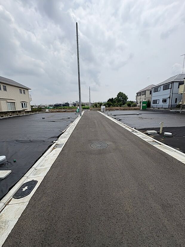 安心して暮らすことのできる住宅街。 住宅地の道路は一般に交通量が少なく車などの騒音が少ないため、住民にとって静かな生活環境が提供されます。