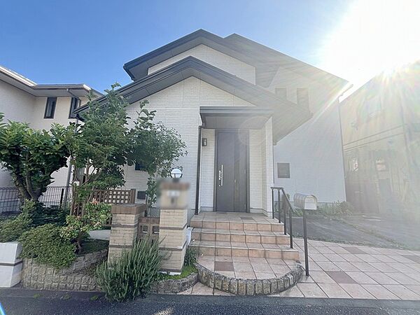 周辺の街並みの中で適度な主張、生活に溶け込むシンプルなデザインの外観が魅力の一戸建です。