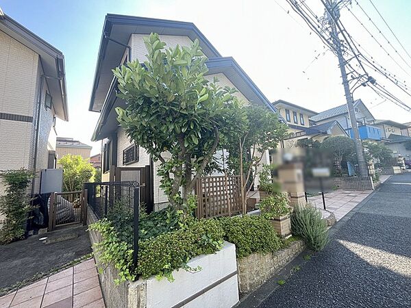 周辺の街並みの中で適度な主張、生活に溶け込むシンプルなデザインの外観が魅力の一戸建です。